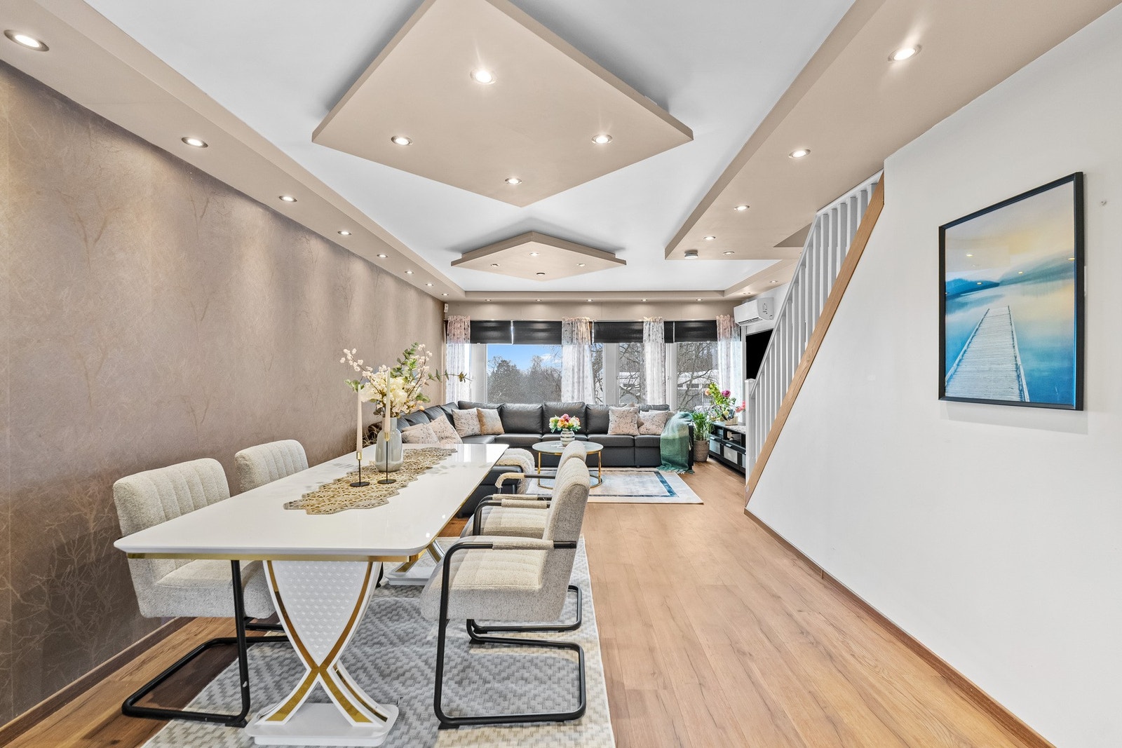 Velkommen til et attraktivt og familievennlig rekkehus på Skedsmokorset i Lillestrøm kommune. Boligen har egen hybeldel i kjeller, perfekt for ungdom, gjester eller utleie, og ligger i et rolig og etablert boligområde med kort vei til skoler, barnehager o Galleribilde