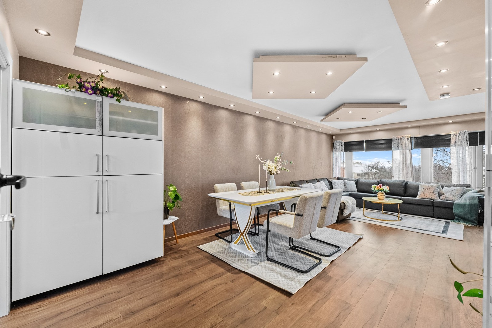 Store vindusflater slipper inn rikelig med lys og gir en luftig romfølelse. Galleribilde