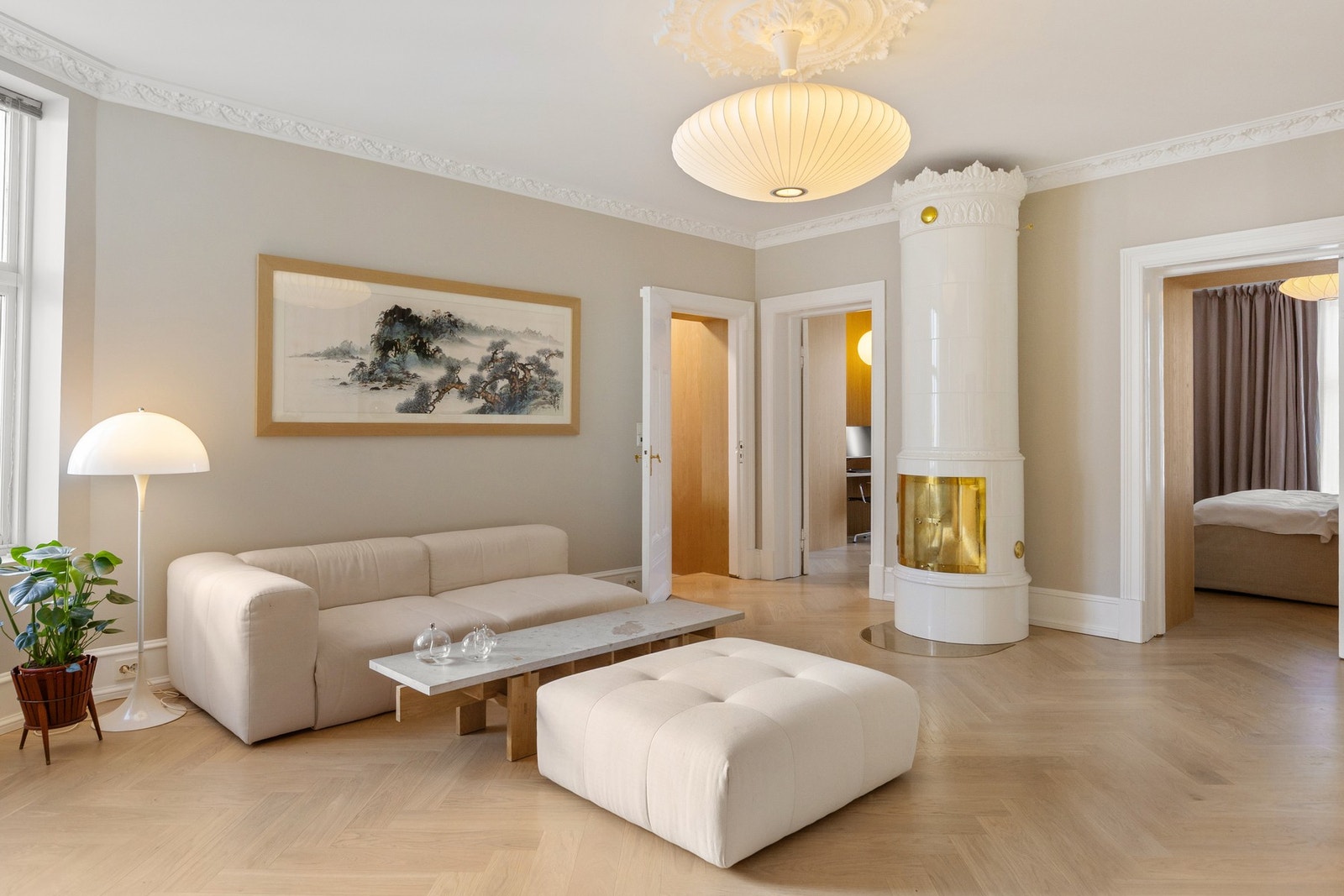 En eksklusiv leilighet med fantastiske materialvalg. Kakkelovn fra renoveringen i 2022. Galleribilde