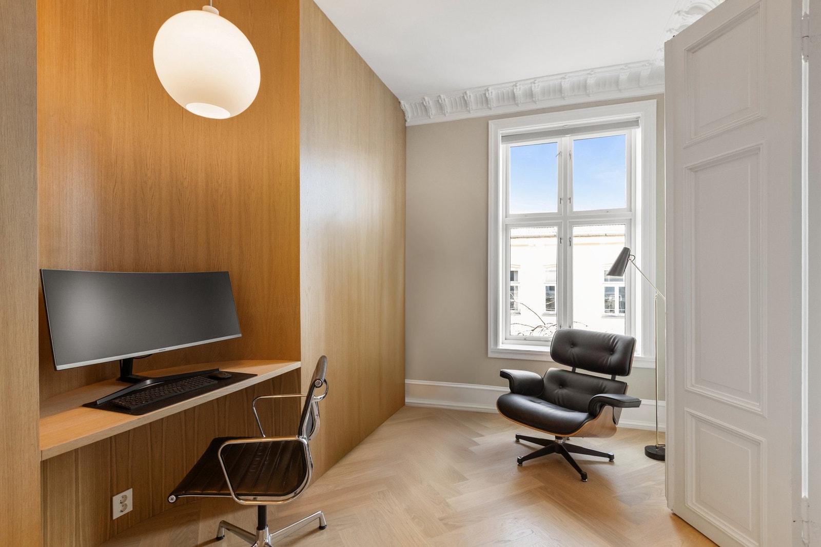 Soverom nr. 2 som i dag benyttes som kontor, kan også innredes som barnerom, gjesterom eller walk-in-garderobe. Skilleveggen laget av møbelsnekker kan enkelt fjernes hvis man ønsker en ekstra stue. Galleribilde