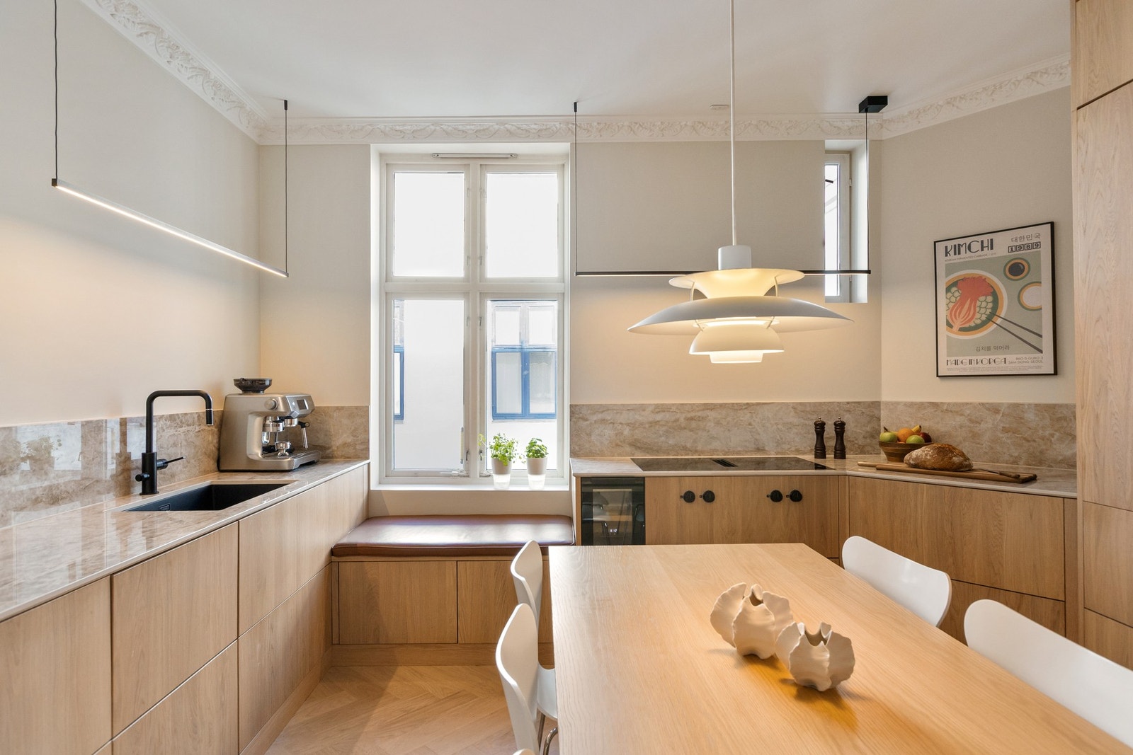 En smakfull innredet leilighet med designkjøkken og høy kvalitet på materialer som er brukt. Galleribilde