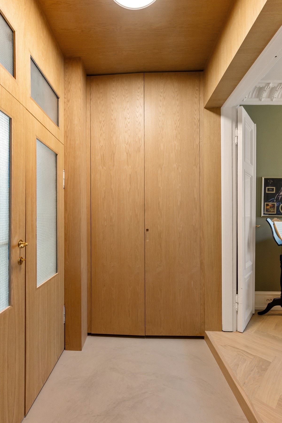 Entreen er utstyrt med plassbygget garderobeløsning og er belagt med mikrosement og gulvvarme. Galleribilde