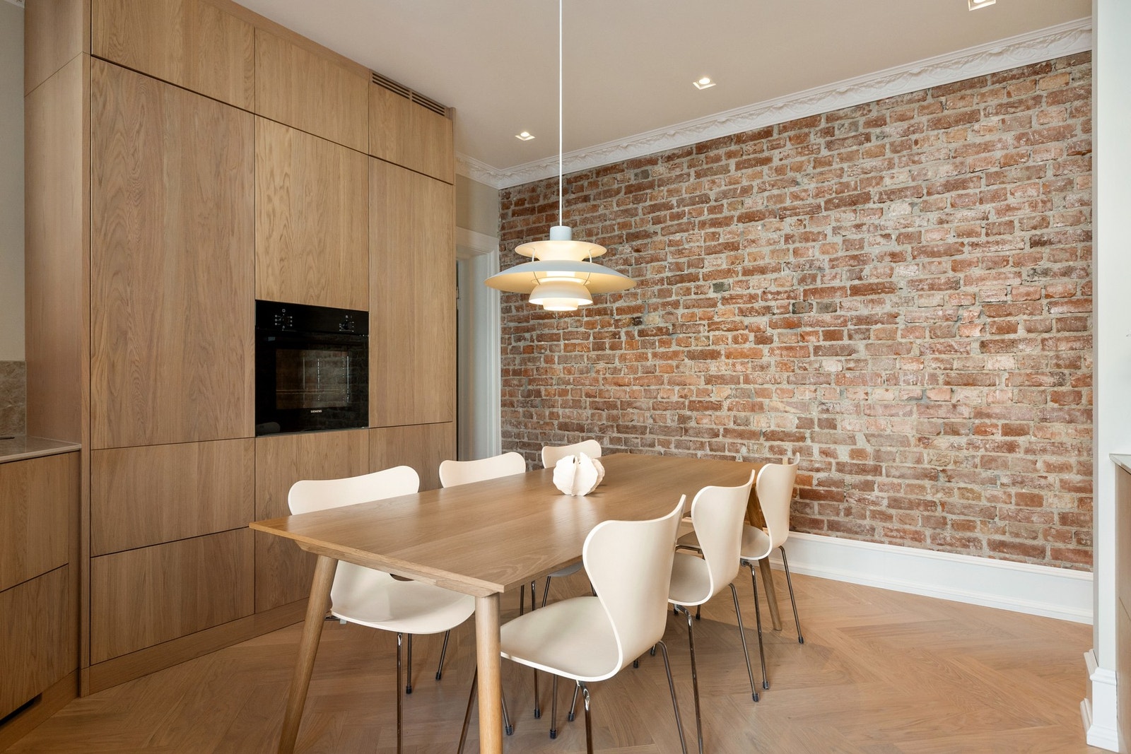 Komfyren er fra 2026 og montert i høyskap. Galleribilde