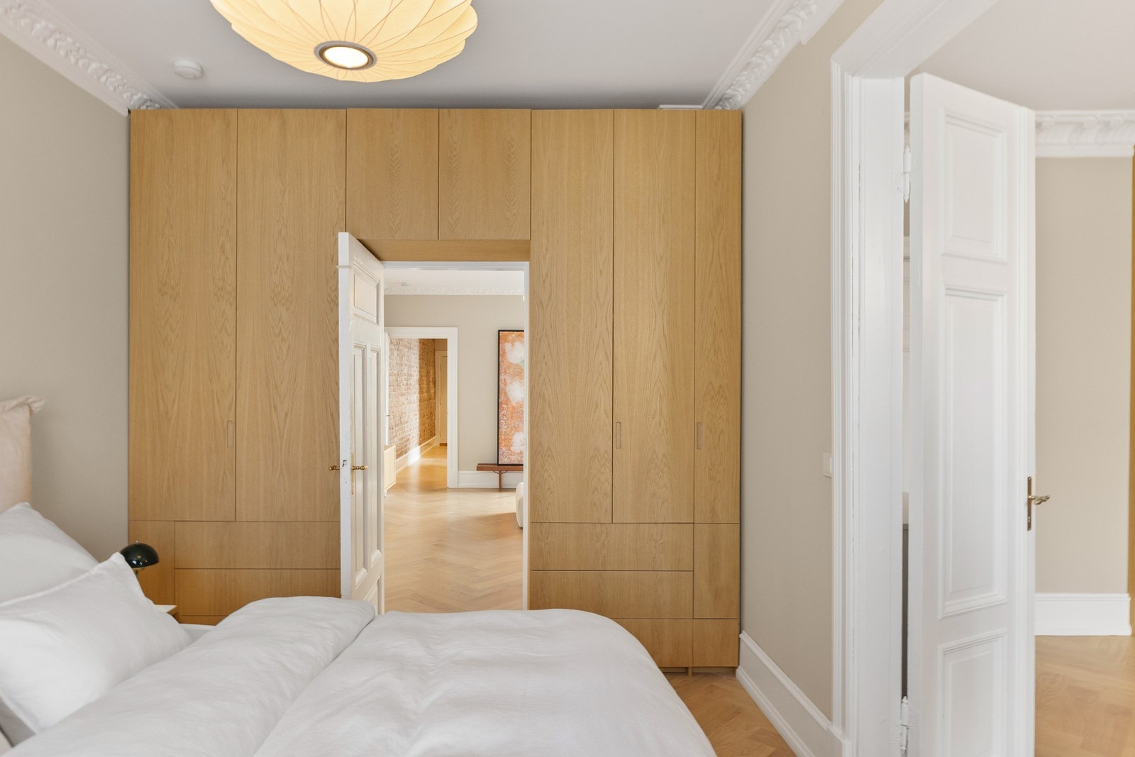 Praktisk plassbygd garderobeskap utført av møbelsnekker. Galleribilde