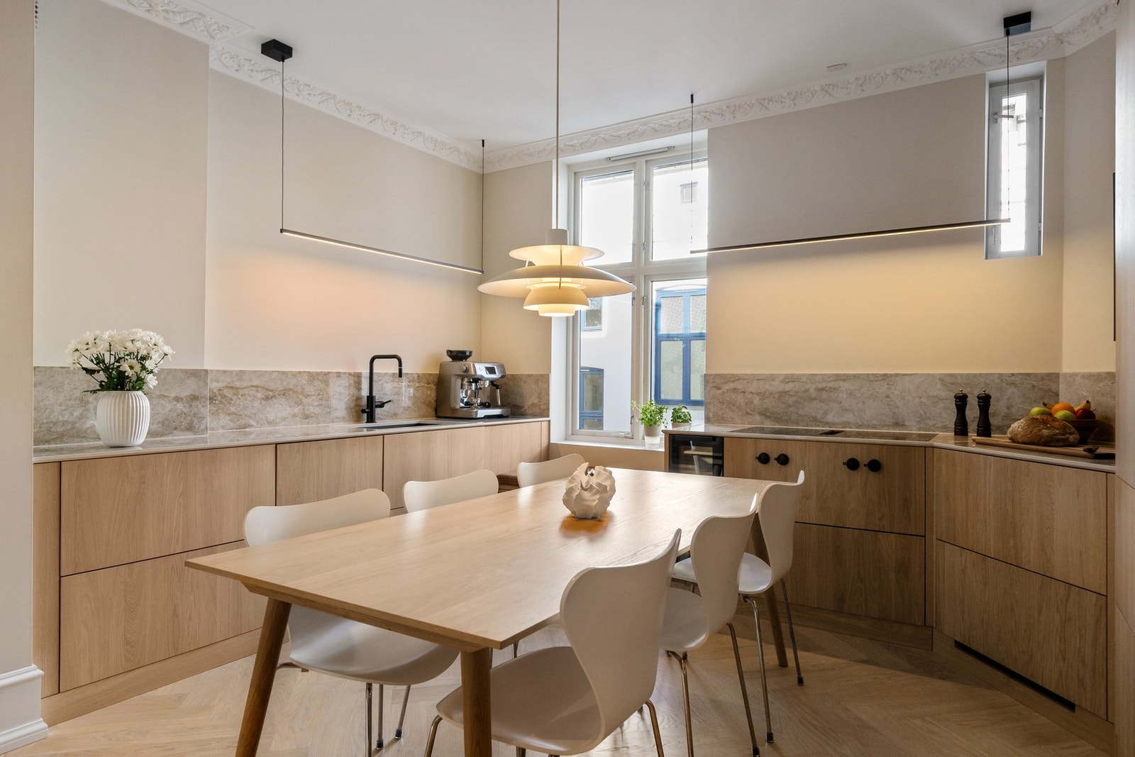 Det er god plass til spisebord på kjøkkenet. Galleribilde