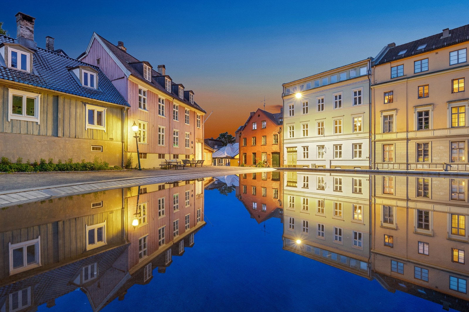 Damstredet - en av Oslos mest idylliske og historiske gater, kjent for sine fargerike trehus, brosteinsbelagte omgivelser og helt unike atmosfære. Galleribilde