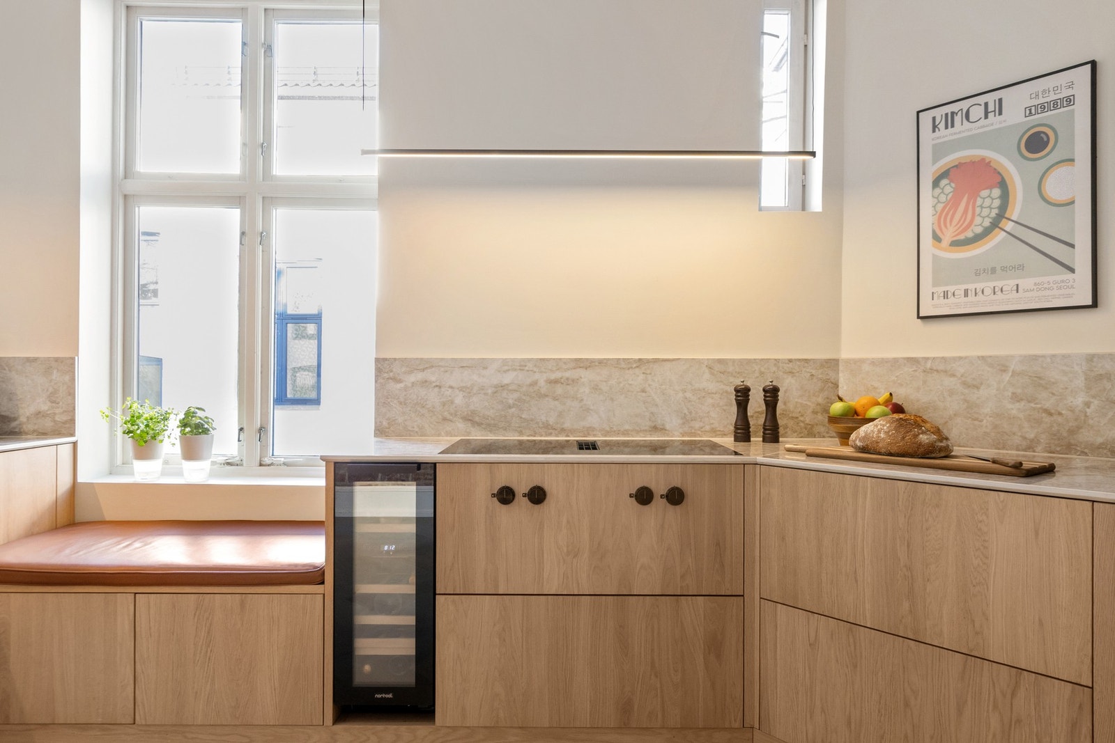 Integrert vinskap og plassbygget benk i vinduet tilfører boligen karakter. Galleribilde