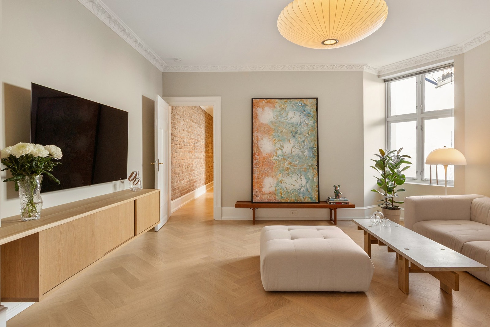 Store vindusflater gir rikelig med naturlig lysinnslipp. Galleribilde