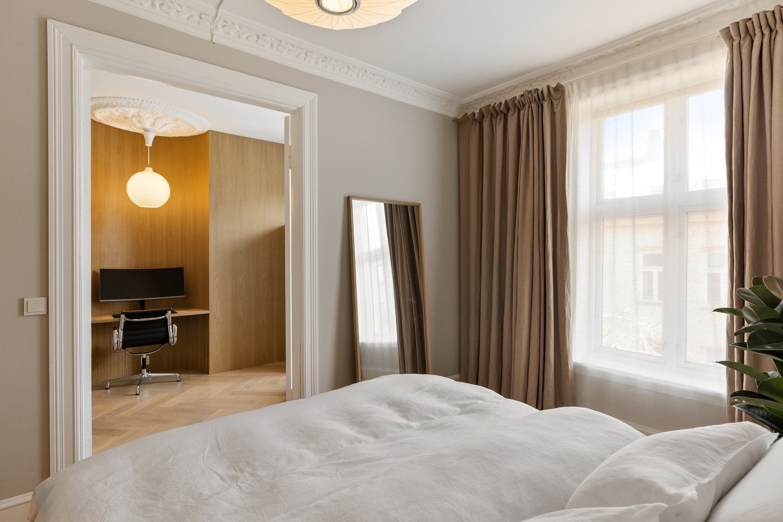 Tofløyede dører leder inn til soverom nr. 2. Galleribilde