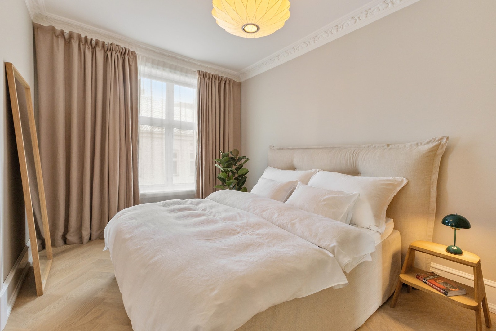 Romslig og harmonisk hovedsoverom med god plass til dobbeltseng. Galleribilde