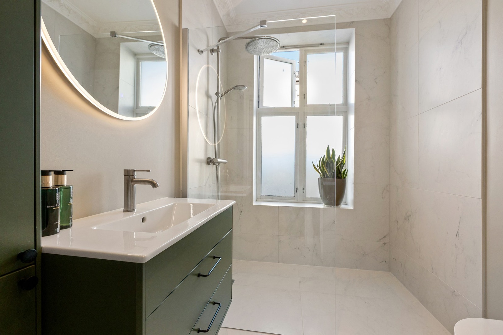 Delikat og romslig baderom som ble oppgradert i 2022. Galleribilde