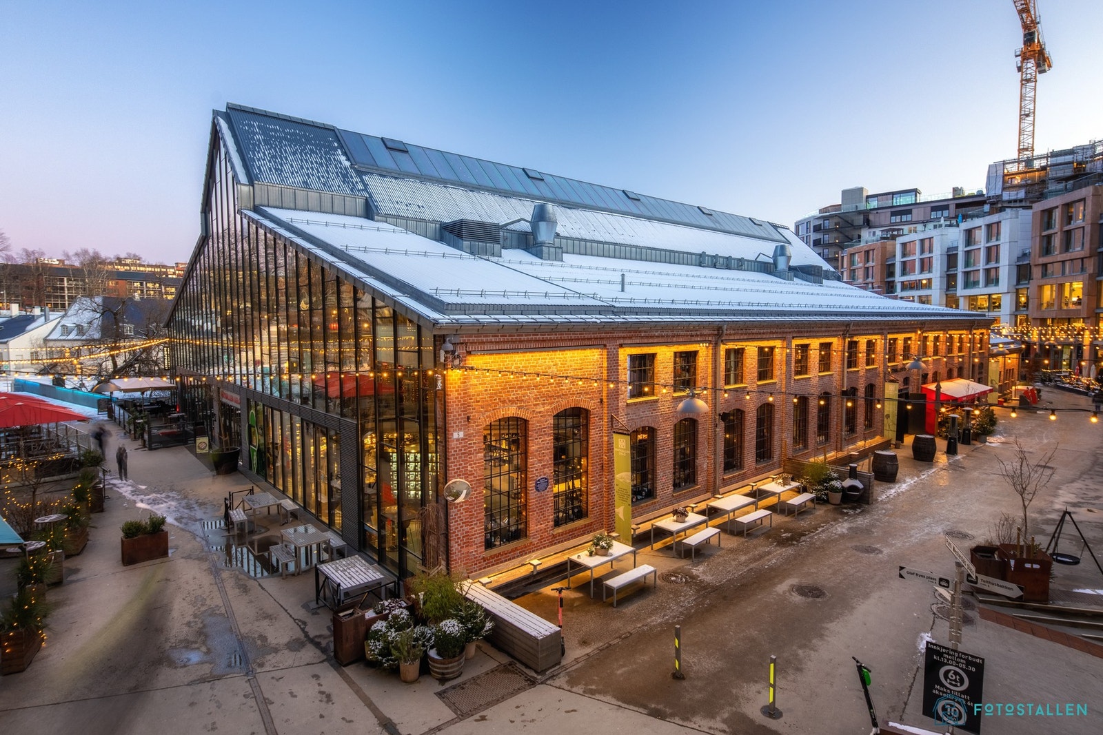 Mathallen på Vulkan - et populært samlingspunkt i området med et stort utvalg av restauranter, delikatessebutikker og hyggelige møteplasser. Galleribilde