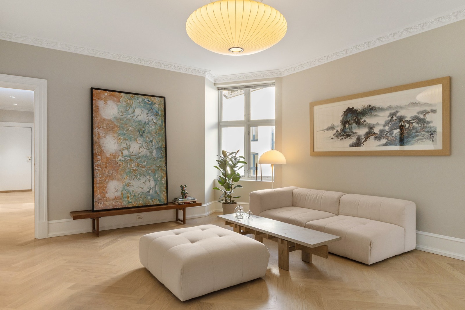 Boligen har en generøs stue med stor møbleringsfrihet. Galleribilde