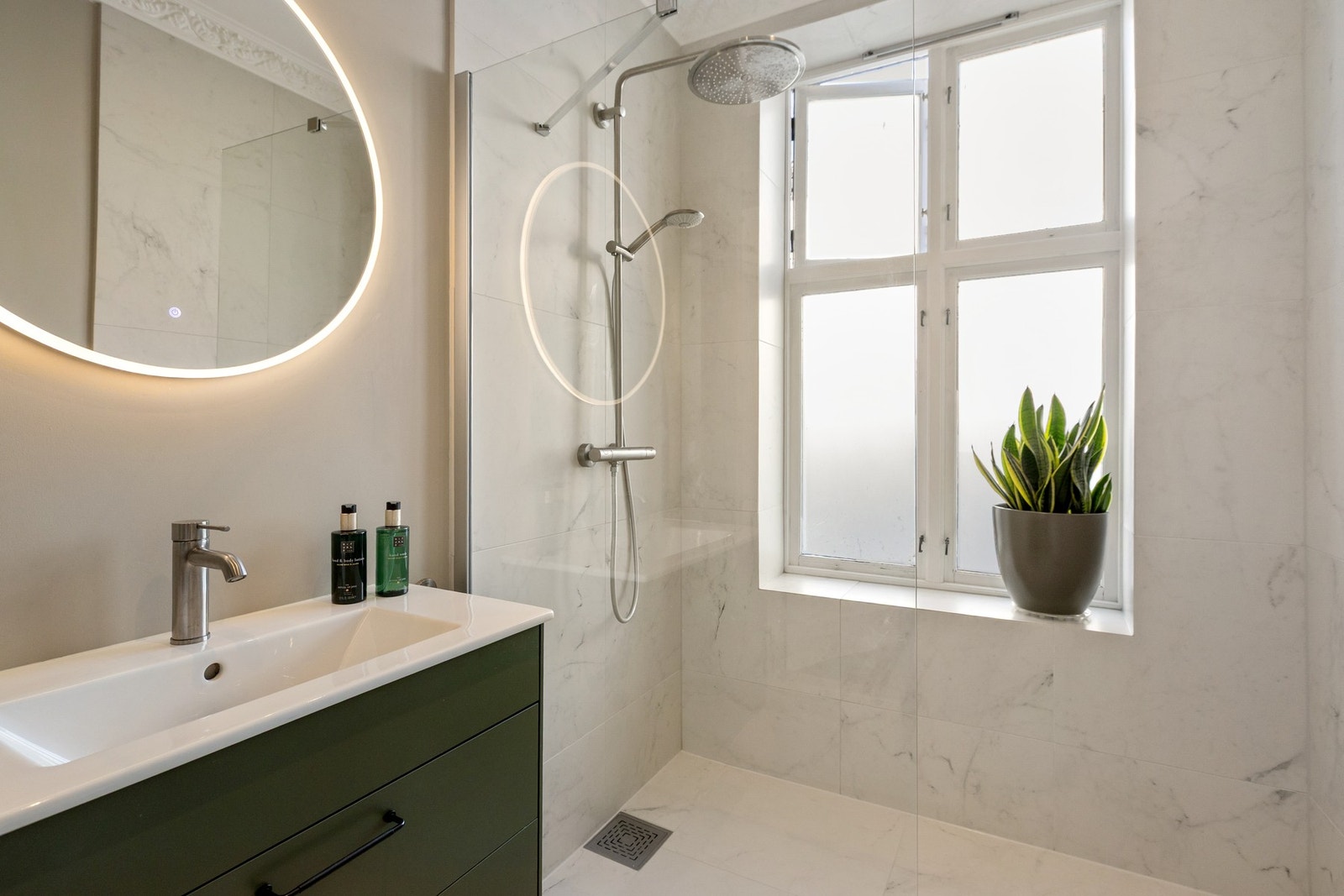 Dusjnisje med både regnfallsdusj og håndholdt dusj. Galleribilde