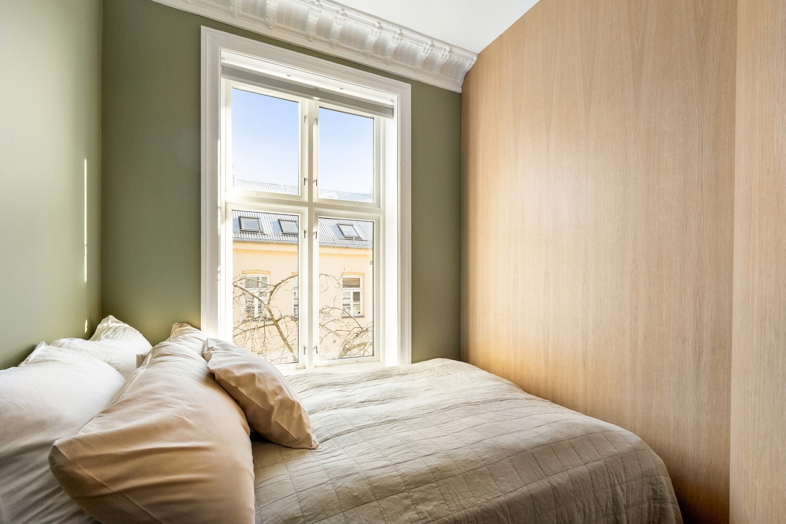 Stort vindu som bidrar til en lun og luftig atmosfære. Galleribilde