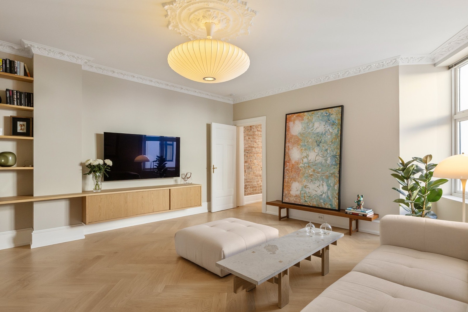 Eksklusiv fiskebeinsparkett i heltre eik. Plassbygd tv-skjenk og bokhylle utført av møbelsnekker Galleribilde