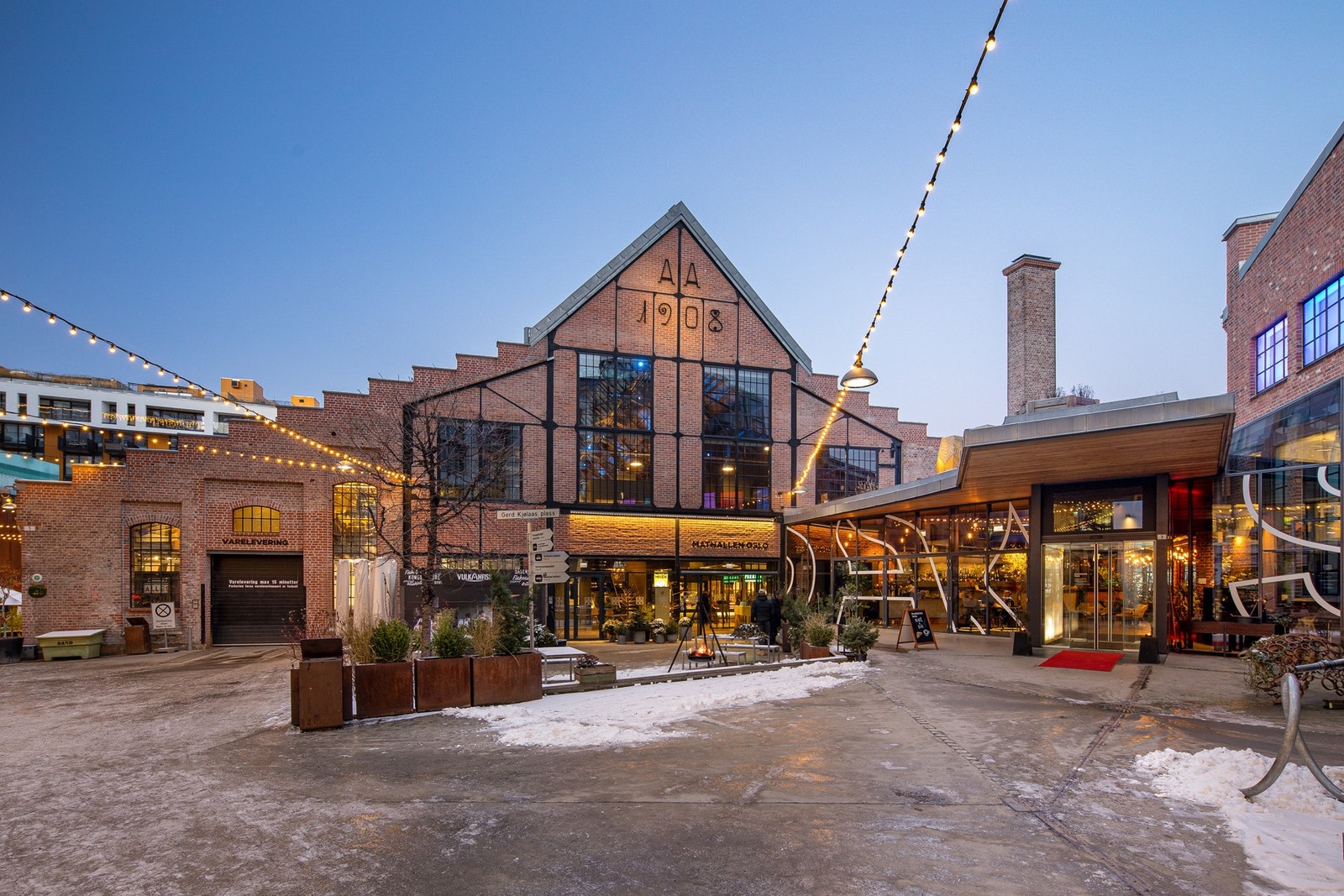 Vulkan og Mathallen er et pulserende område med restauranter, kaféer og kulturtilbud. Galleribilde