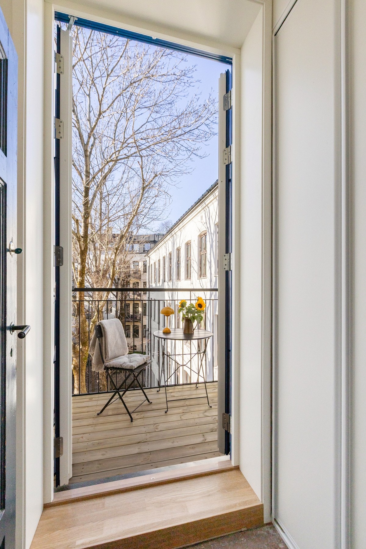 Det er utgang til boligens balkong fra felles baktrapp. Her finner du også en av boligens to boder. Galleribilde