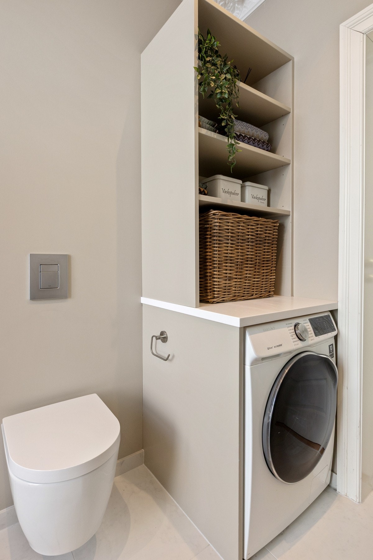 Vegghengt toalett og opplegg for vaskemaskin Galleribilde