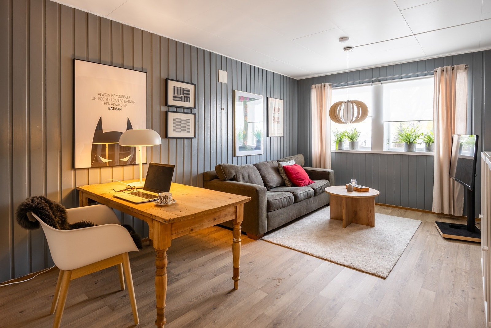 Sokkelen tilbyr både stue, kjøkken, bad og soverom, og har tidligere vært utleid som del av egen bolig. Galleribilde