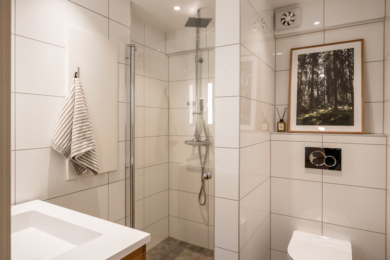 Badet har baderomsinnredning med servant, dusjkabinett og vegghengt toalett. Galleribilde