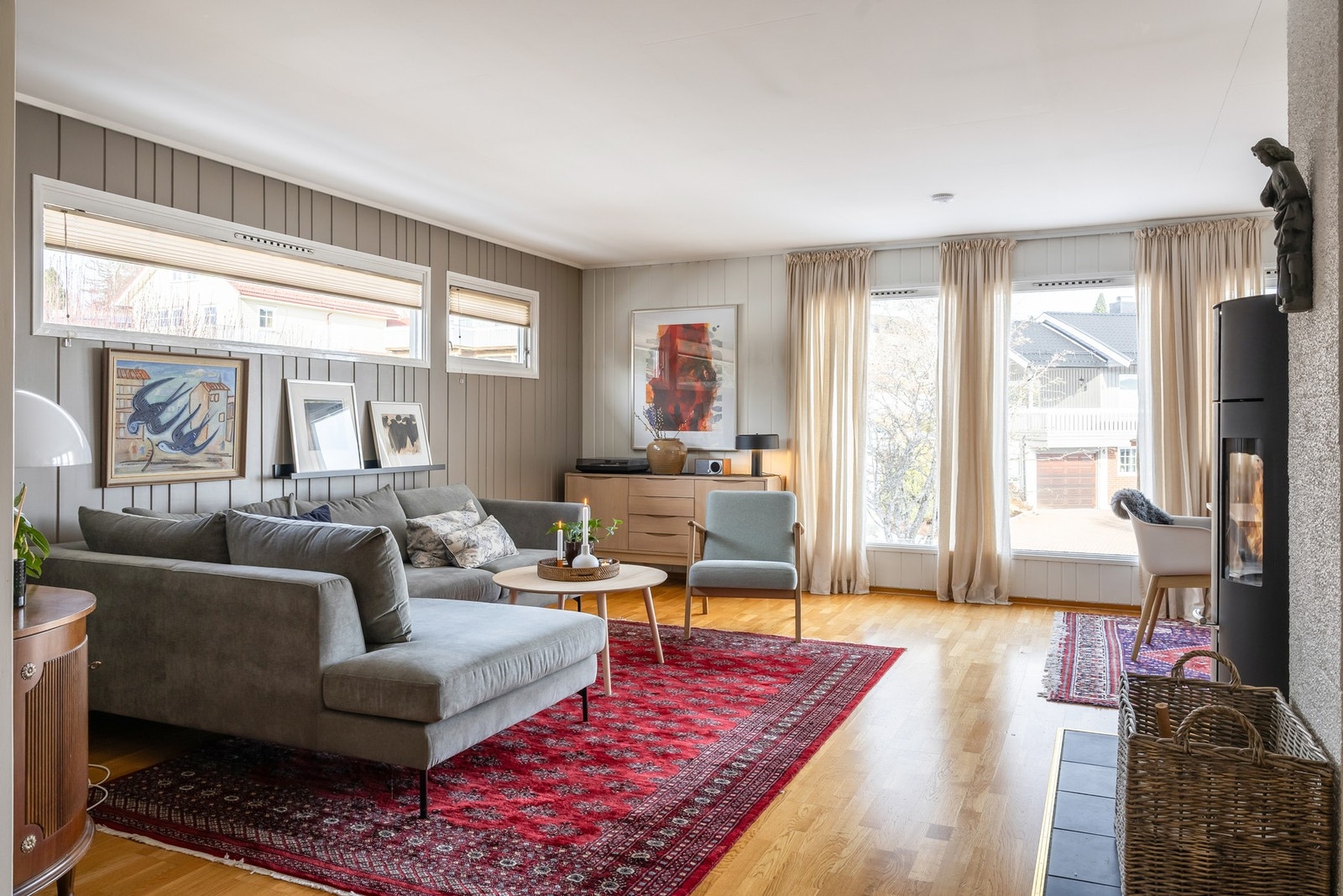 Fine lysforhold i flere himmelretninger. Galleribilde