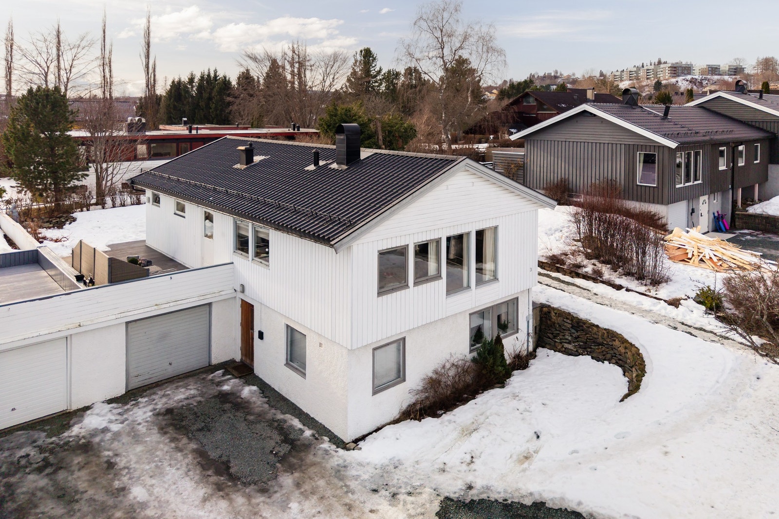 Velkommen til en flott og innholdsrik enebolig med godkjent utleiedel i sokkel. Galleribilde