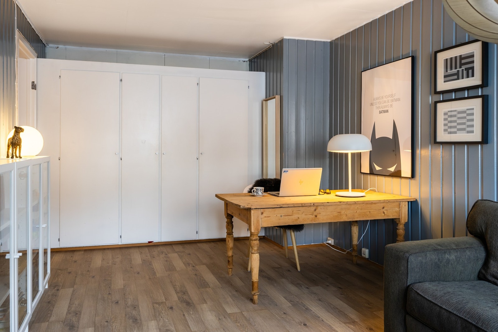 Praktisk kontorplass med integrerte skap som gir funksjonell oppbevaring og orden. Galleribilde