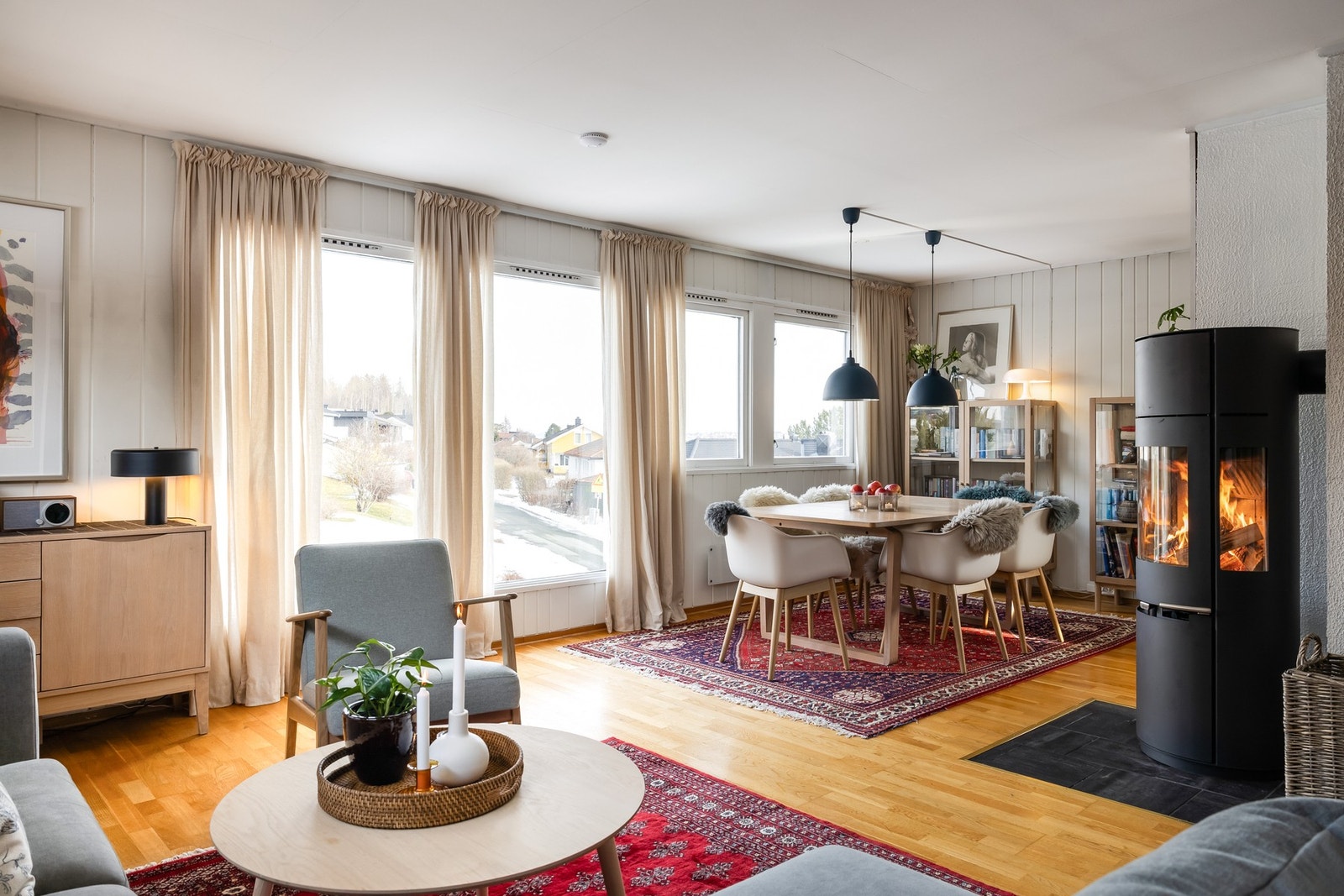 Stuen har rikelig med naturlig dagslys fra store vindusflater. Galleribilde