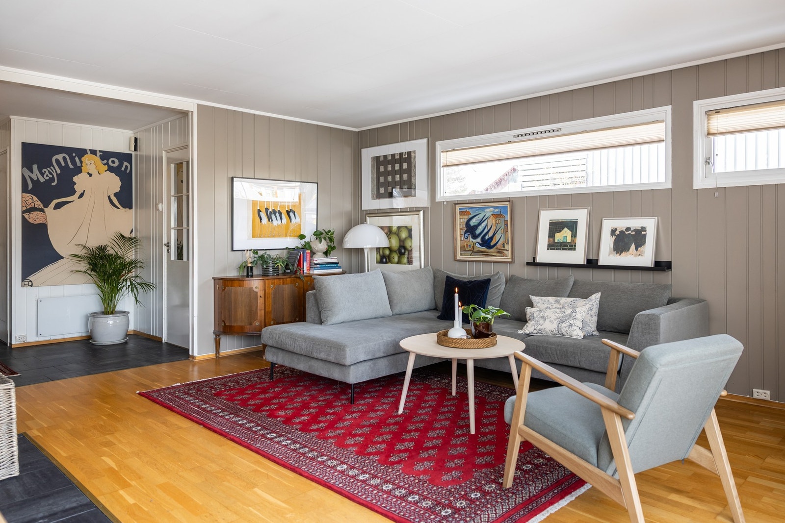 Stuen fremstår som lys og luftig med gode møbleringsmuligheter. Galleribilde