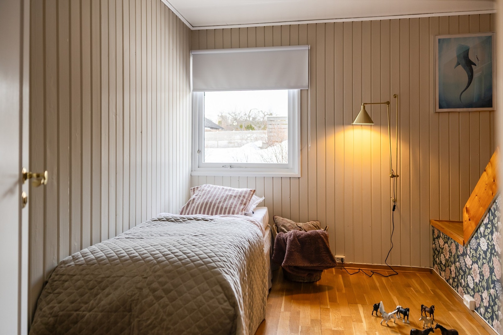 Soverom med areal på 9 kvm. Fra dette rommet har man trapp opp til loftet, som har god takhøyde og rikelig med lagringsplass. Galleribilde