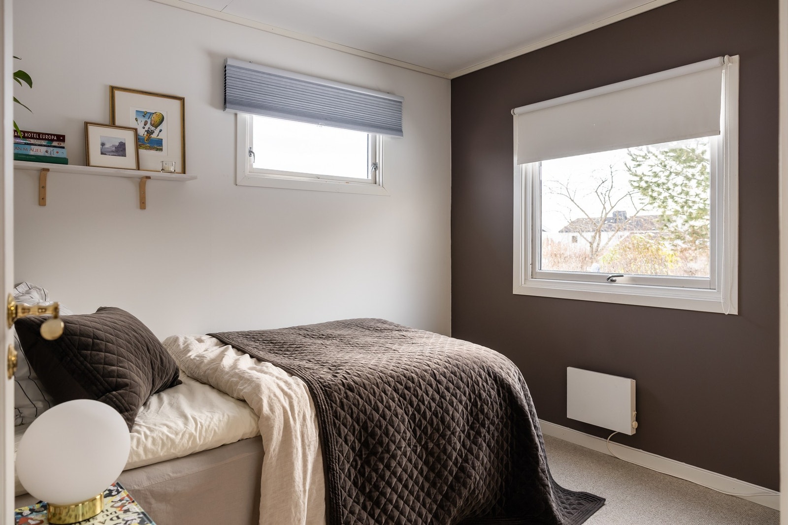 Soverom med vindu som vender mot rolige omgivelser. Galleribilde