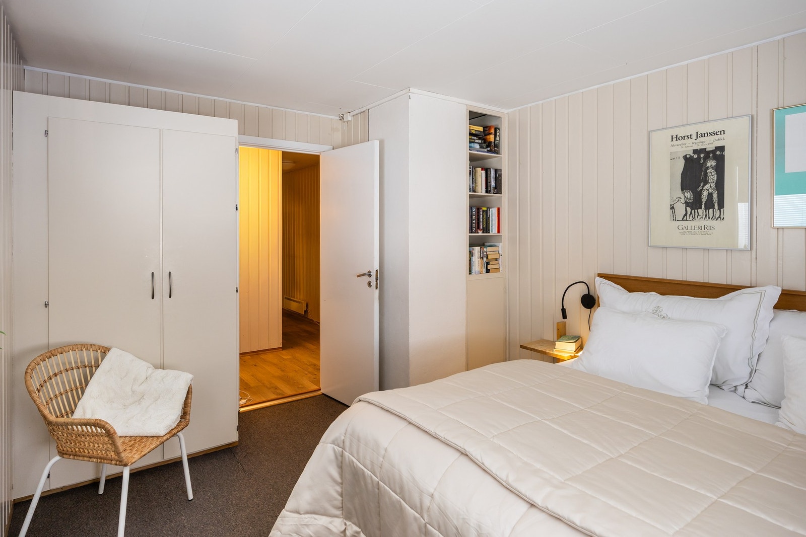 Romslig garderobeløsning med rikelig oppbevaringsplass. Galleribilde