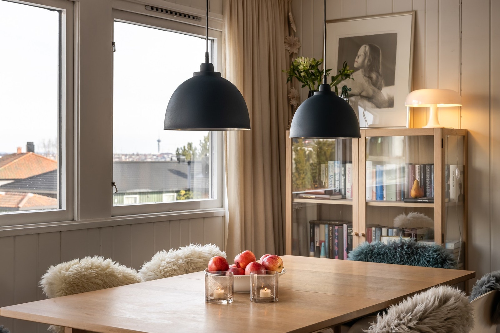 Romslig spisestue med god plass til å samle både familie og venner. Galleribilde