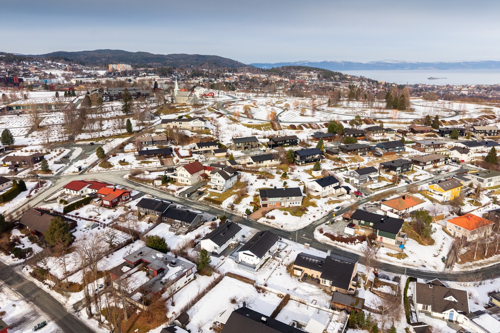 Eiendommen har flott beliggenhet med tanke på turmulighetene i Bymarka, og samtidig er det både kjapt og enkelt å komme seg ned til Trondheim sentrum. Galleribilde