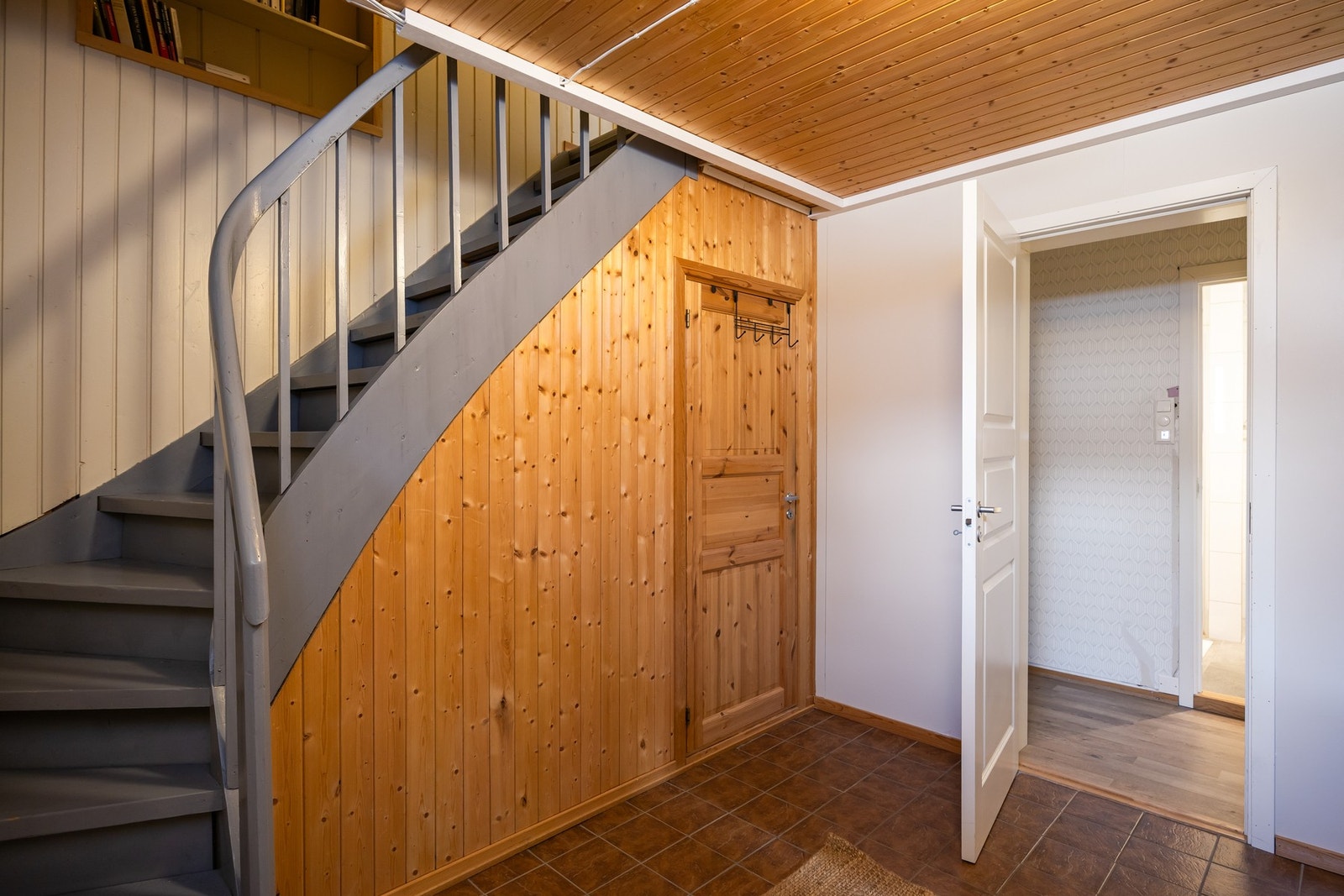 I sokkelen er det lagt varmekabler på soverommet, i stua, på badet og på treningsrommet, samt i gang. Galleribilde