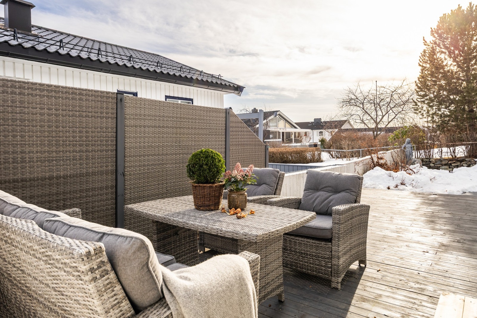 Terrassen har et romslig areal på hele 63 kvm. Denne strekker seg rundt sørsiden på huset. Galleribilde