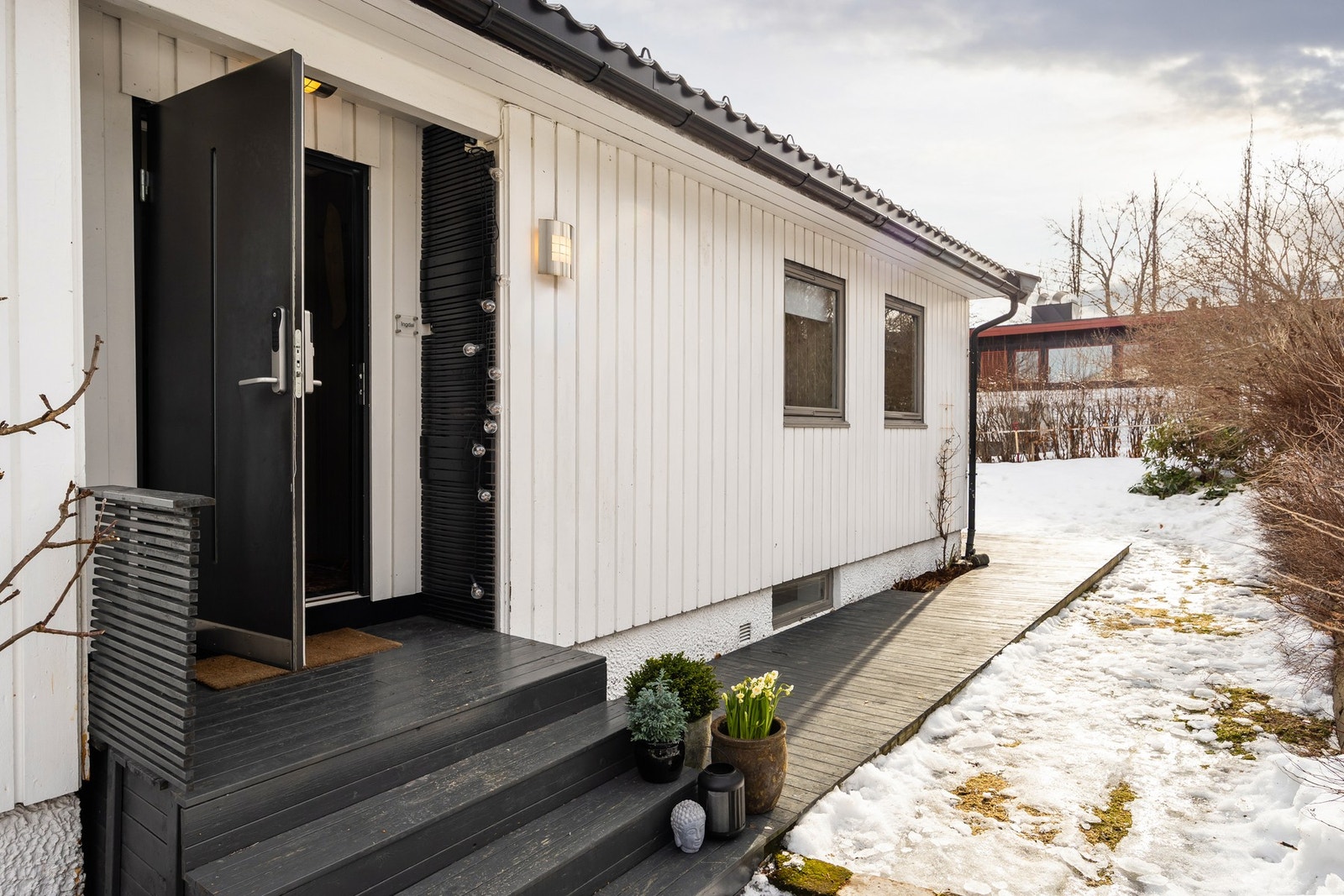 Plattingen strekker seg rundt tre av husets fire vegger noe som gjør at man kan nyte sola hele dagen. Galleribilde