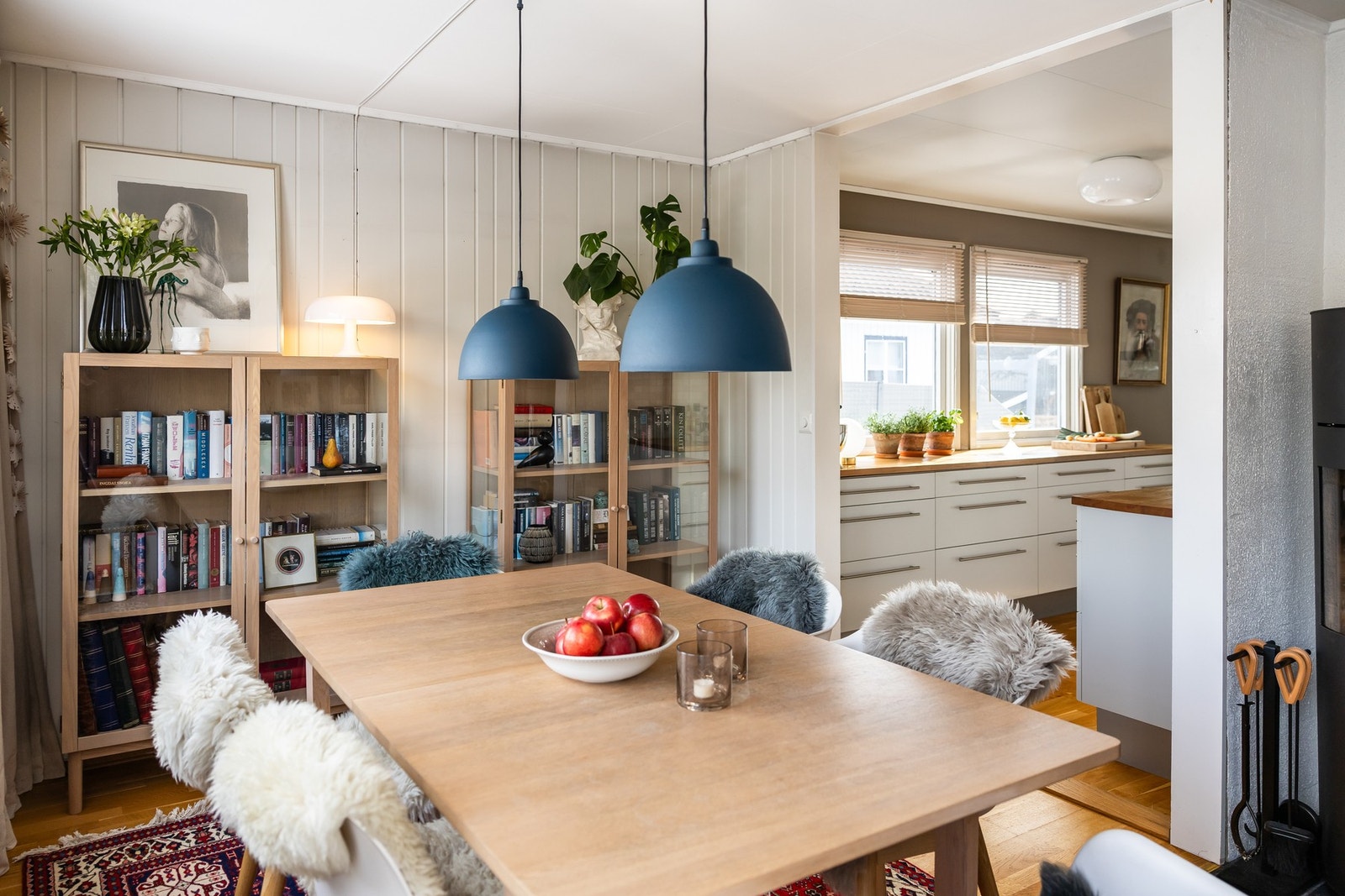 Naturlig plassering av spisebord i tilknytning til kjøkken. Galleribilde