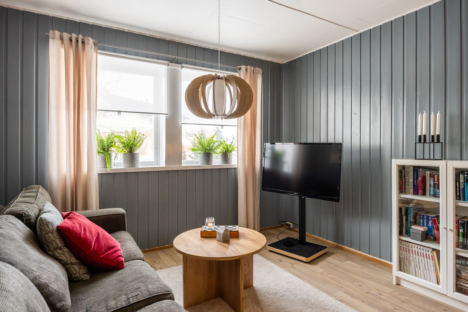 Romslig og innbydende stue i sokkeletasjen på 19 kvm, perfekt som ungdomsavdeling eller ekstra TV-stue. Galleribilde