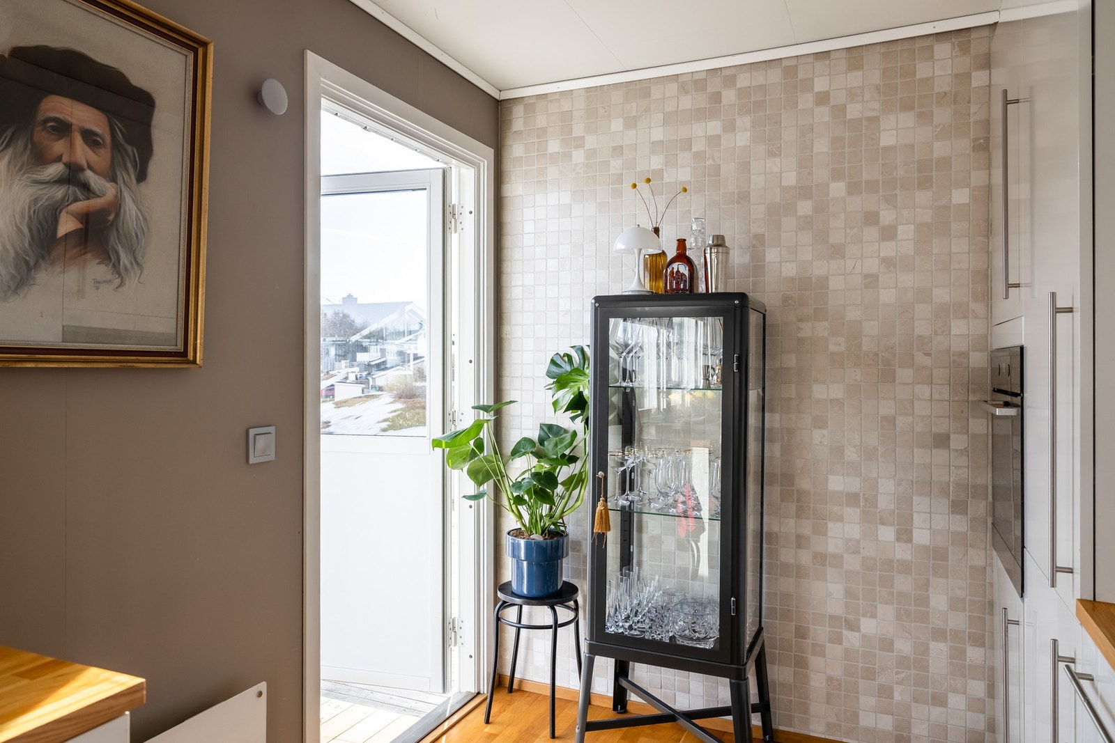 Fra kjøkkenet har man direkte utgang til terrassen som blir en naturlig forlengelse av boligarealet, sommerstid. Galleribilde