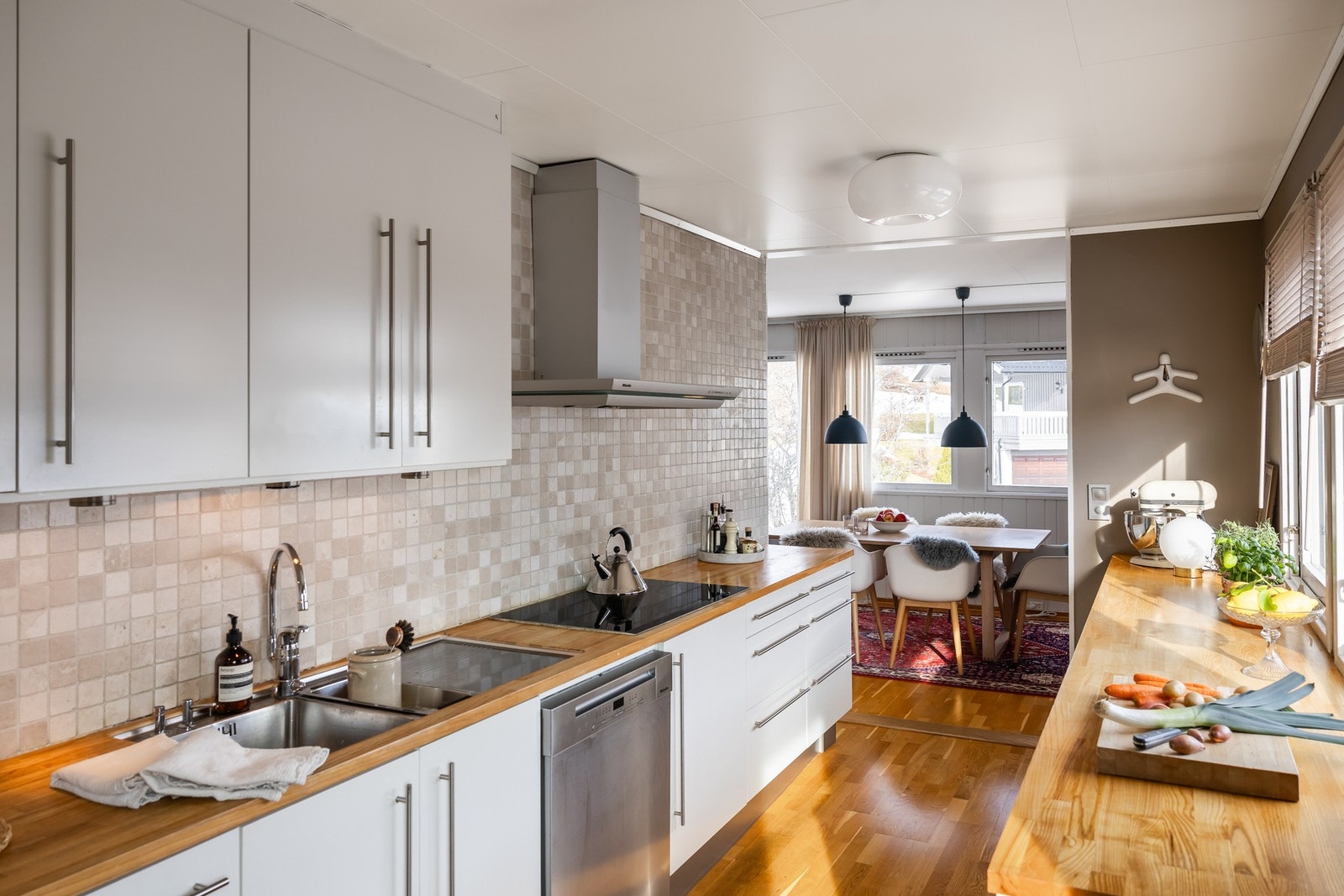 Kjøkkenet er utstyrt med integrerte hvitevarer, bla. kombinert kjøle og fryseskap, oppvaskmaskin, stekeovn og koketopp. Galleribilde