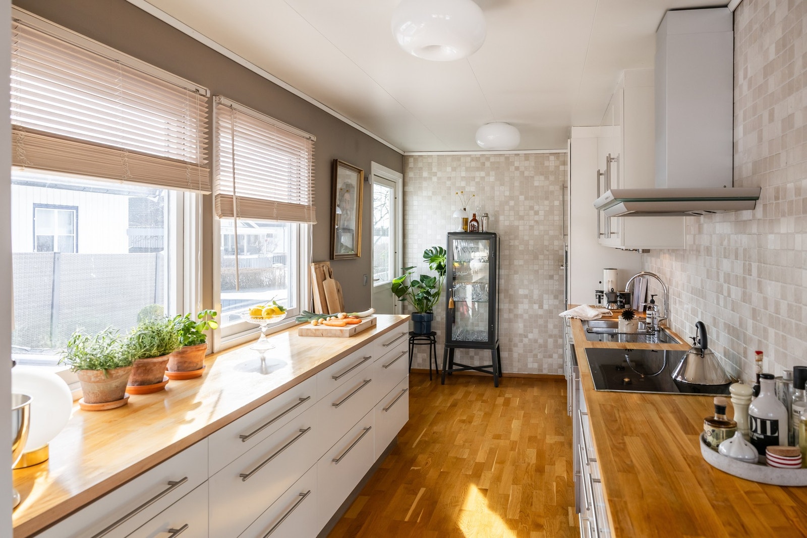 Kjøkkenet har et moderne uttrykk med praktiske løsninger. Galleribilde