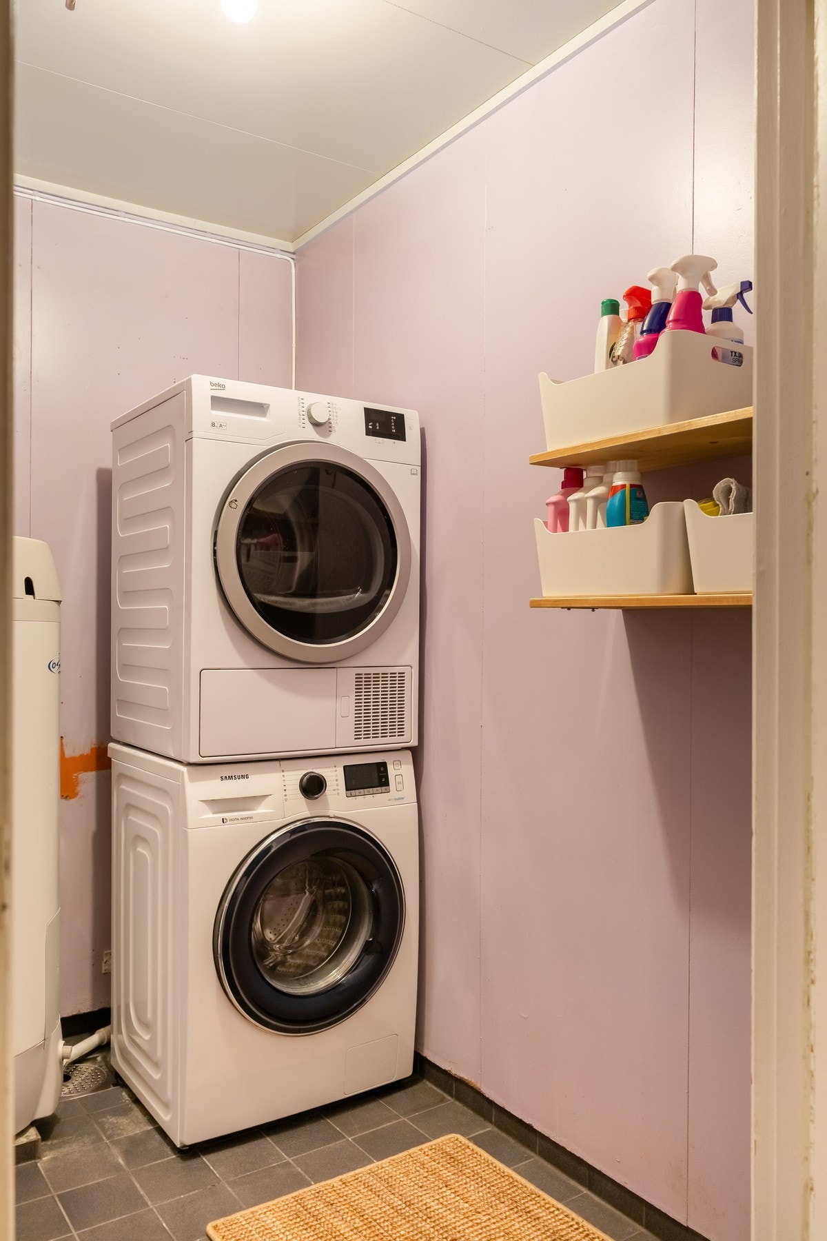 Boligen nyter godt av eget vaskerom, med opplegg for tørketrommel og vaskemaskin. Galleribilde