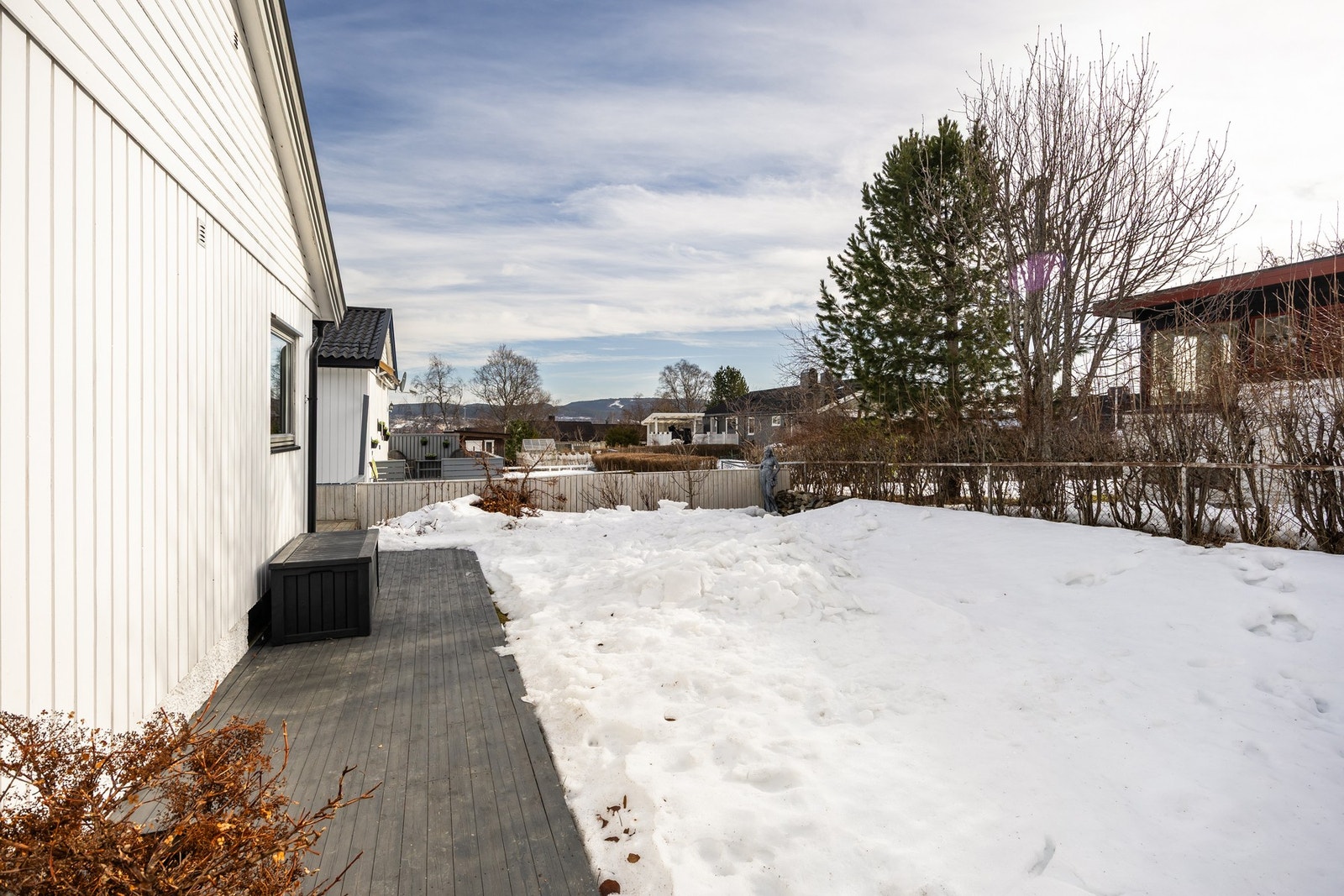 Hagen på baksiden av huset ligger skjermet til, vendt mot sør. Her har man stor og fin boltringsplass med mye sol på sommerstid. Galleribilde