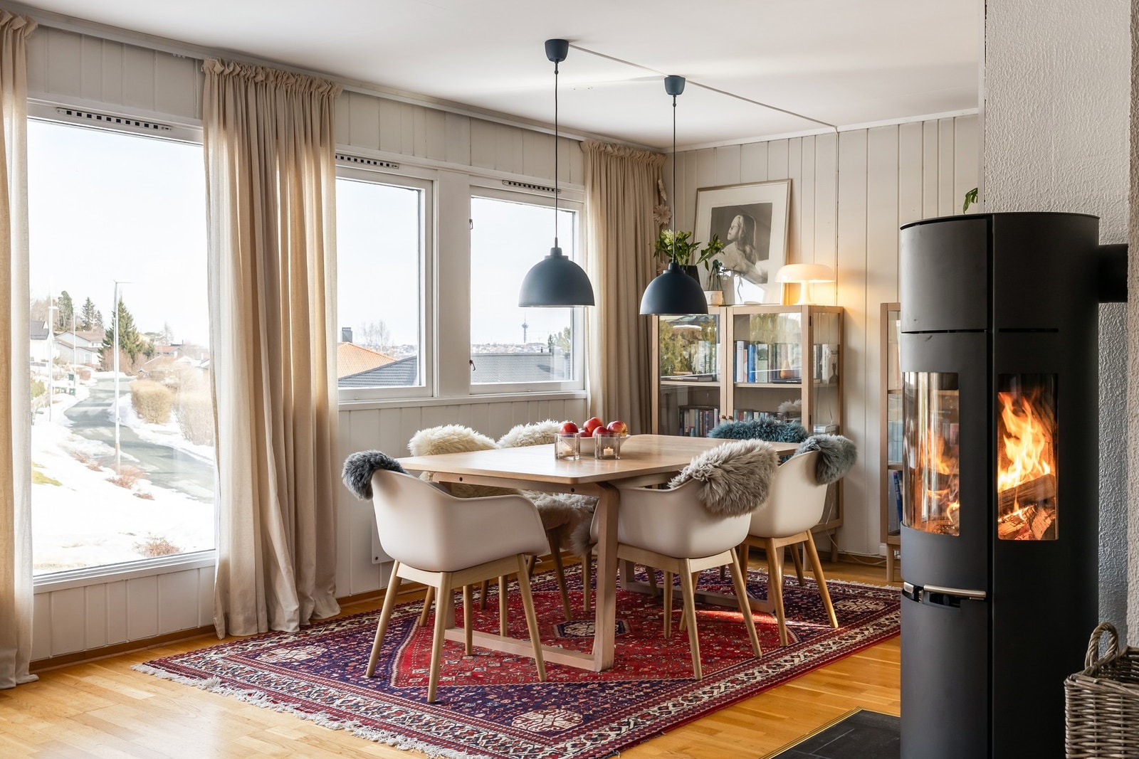 Vinduene er av 2-lags glass, samt terrassedør fra 2010. Galleribilde