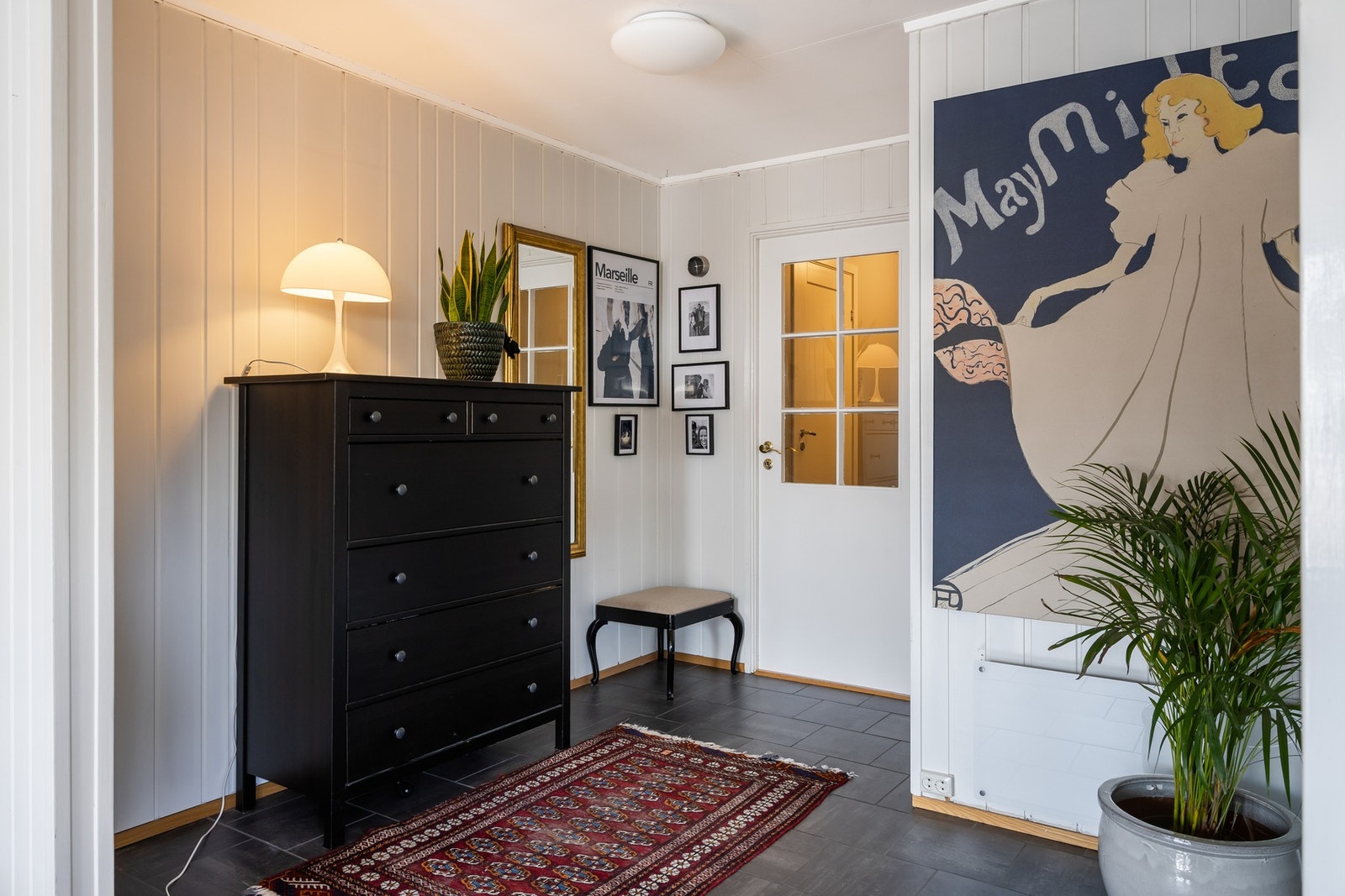 God plass ved boligens inngangsparti i 1.etasje. Det finnes for øvrig egen inngang til sokkelen. Galleribilde