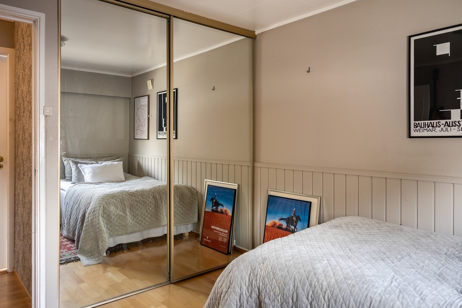 Romslig garderobeløsning med god oppbevaringsplass. Galleribilde