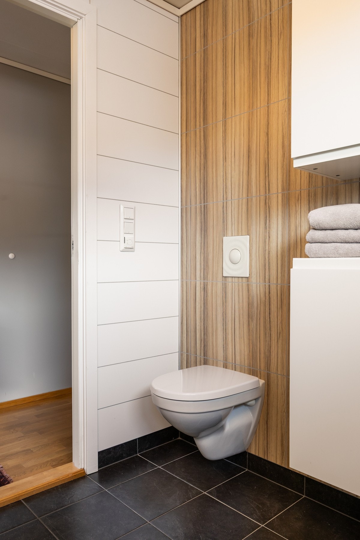 Badet fremstår som moderne og har vegghengt toalett og elektrisk vifte for godt avtrekk. Galleribilde