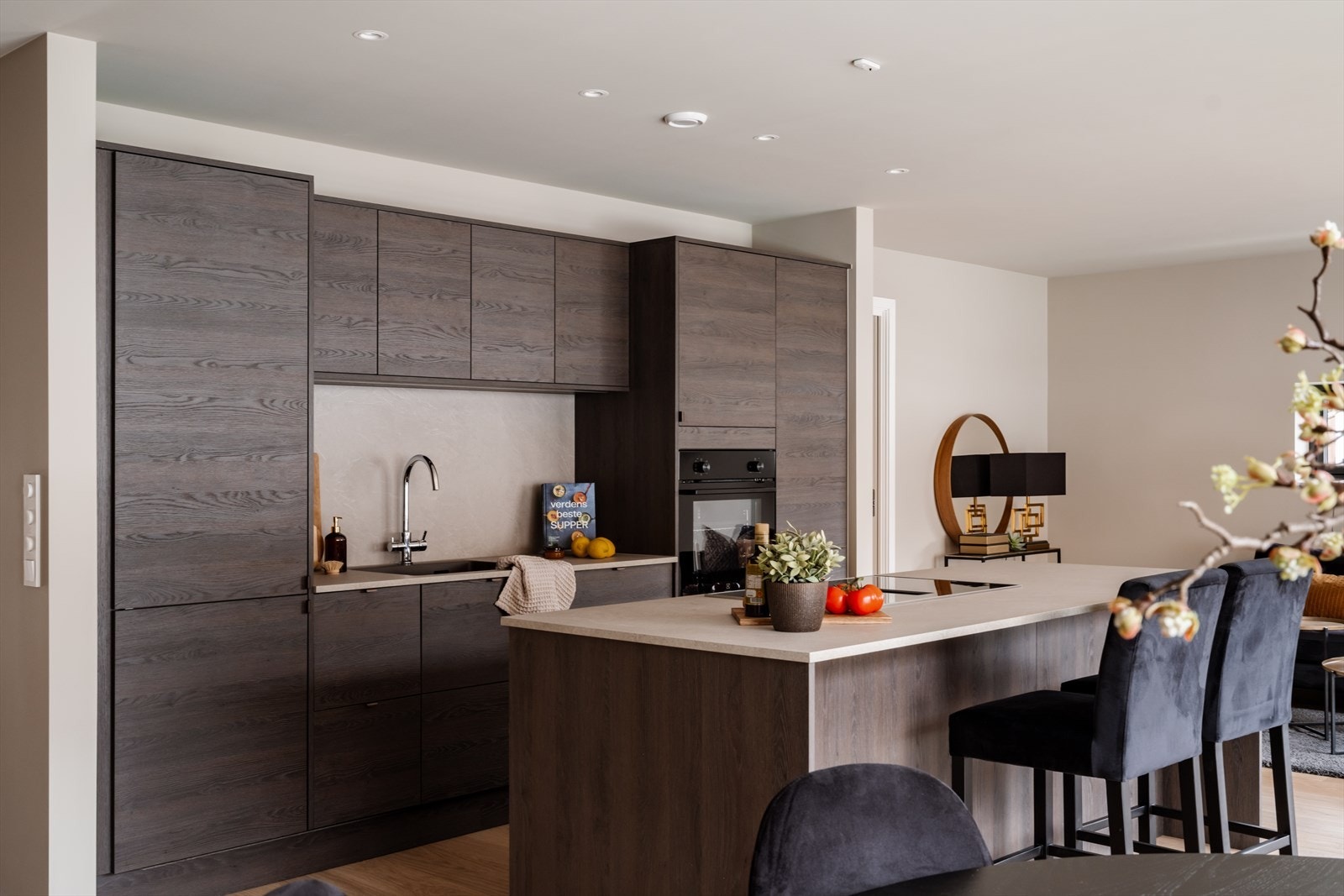 Boligen leveres nøkkelferdig og bygget etter TEK17. Huset byr på mulighet for hybel nede, en stor og flott hovedsone i 2.etg og en ypperlig barne/ungdomsavdeling oppe. Galleribilde